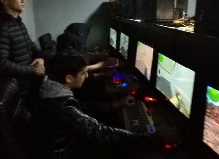 В Душанбе проведут рейды по клубам, чтобы не дать детям играть в GTA и CS